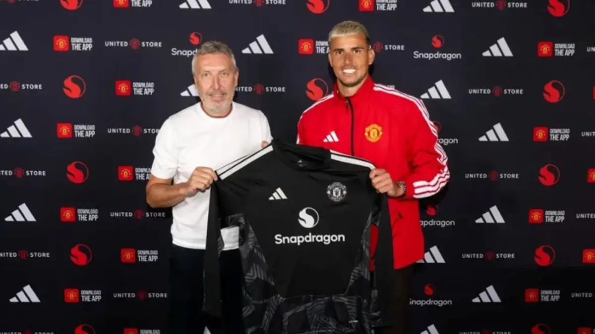 Kiper asal Wales, Karl Darlow, resmi diperkenalkan sebagai pemain baru Manchester United usai direkrut dari Leeds United dan dikontrak hingga Juni 2028.
