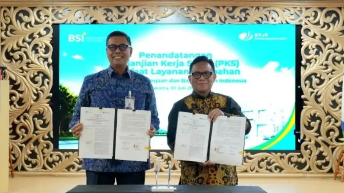 Penandatanganan Perjanjian Kerja Sama oleh Direktur Utama BPJS Ketenagakerjaan Saiful Hidayat dan Direktur Utama BSI Anggoro Eko Cahyo.