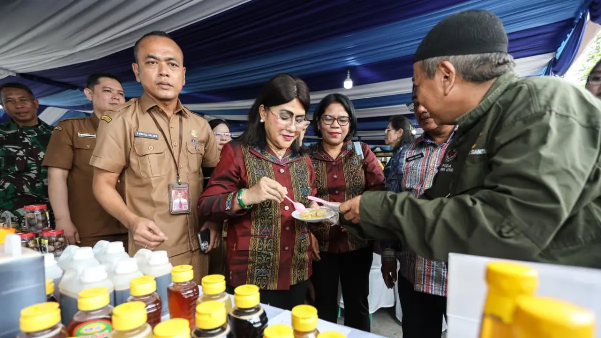 Staf Ahli Bidang Pembangunan Muhammad Hamdani Lubis bersama Ketua Dekranasda Kota Pematangsiantar Liswati Wesly Silalahi membuka UMKM Siantar Expo 2026 di Lapangan Parkir Pariwisata, Jalan Merdeka, Selasa (14/7). 