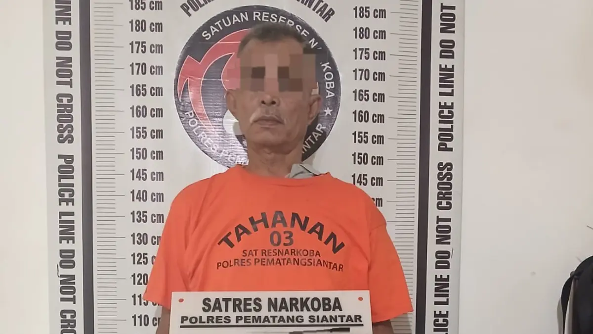 Tersangka Zu (60), residivis kasus narkoba, diamankan Satresnarkoba Polres Pematangsiantar setelah diduga membawa lima paket sabu seberat 3,12 gram di Jalan Rakutta Sembiring, Kecamatan Siantar Martoba.