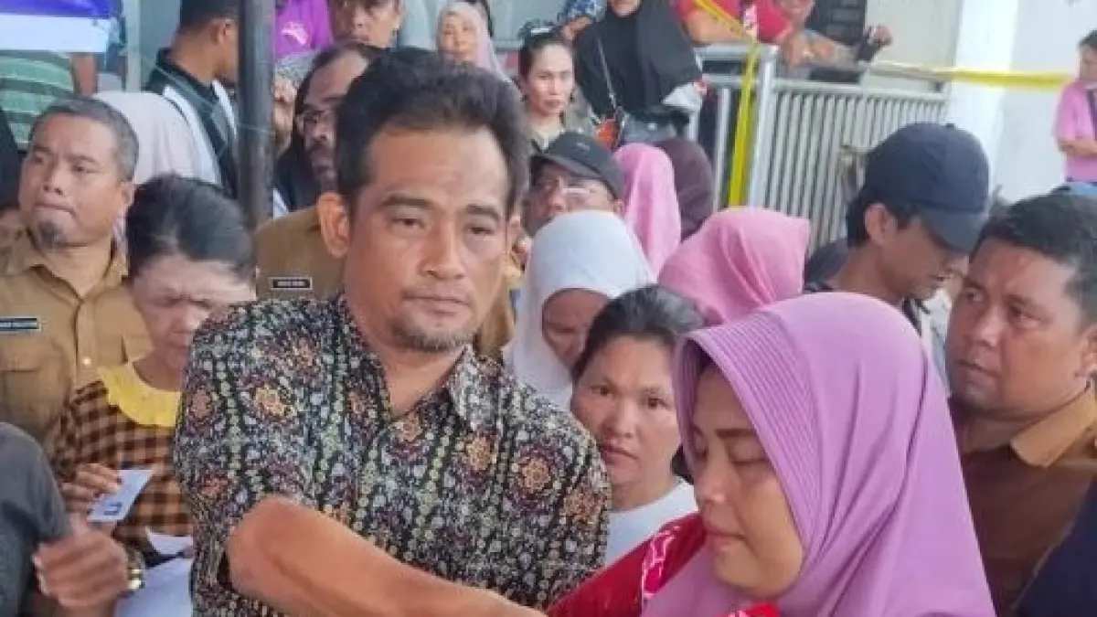 Wali Kota Sibolga Salurkan Bantuan Beras untuk Pedagang Korban Kebakaran Pasar Sibolga Nauli.