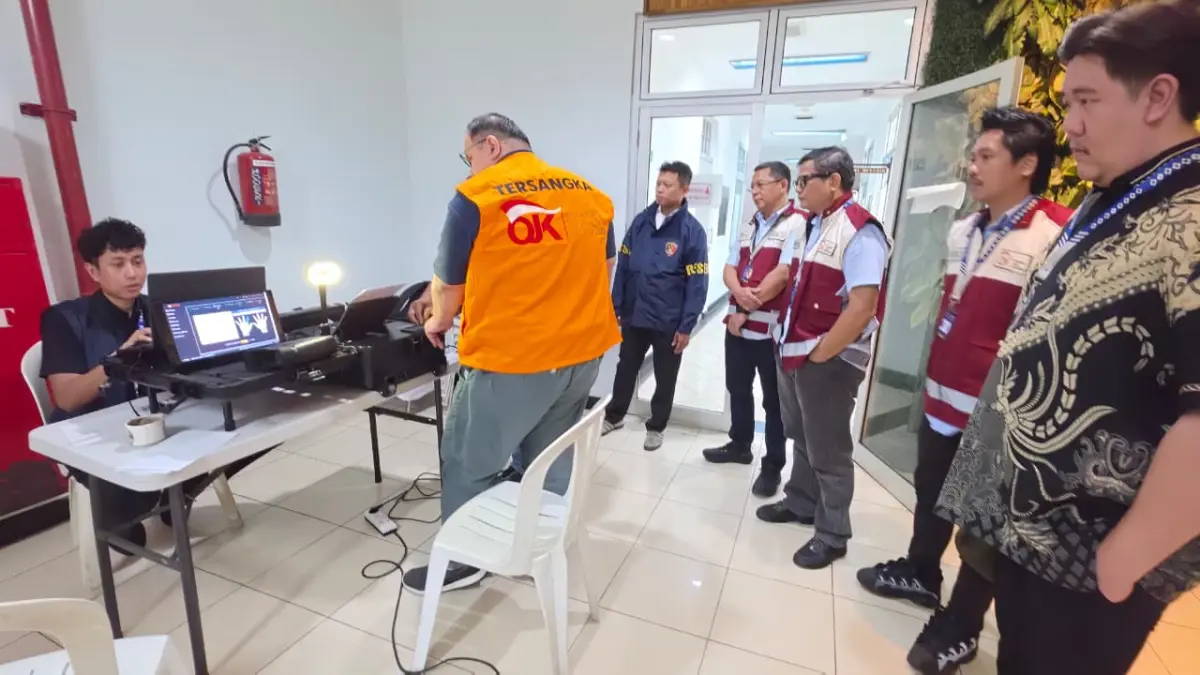 OJK menyerahkan tersangka dan barang bukti kasus dugaan tindak pidana perasuransian PT Asuransi Jiwa Prolife Indonesia kepada Kejaksaan Negeri Jakarta Selatan, Rabu (15/7/2026). Dalam penyidikan, OJK turut menyita aset senilai sekitar Rp114 miliar untuk mendukung pemulihan hak pemegang polis.