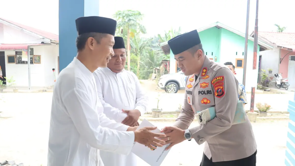 Kapolres Labuhanbatu AKBP Wahyu Endrajaya saat Safari Jumat.&nbsp;
