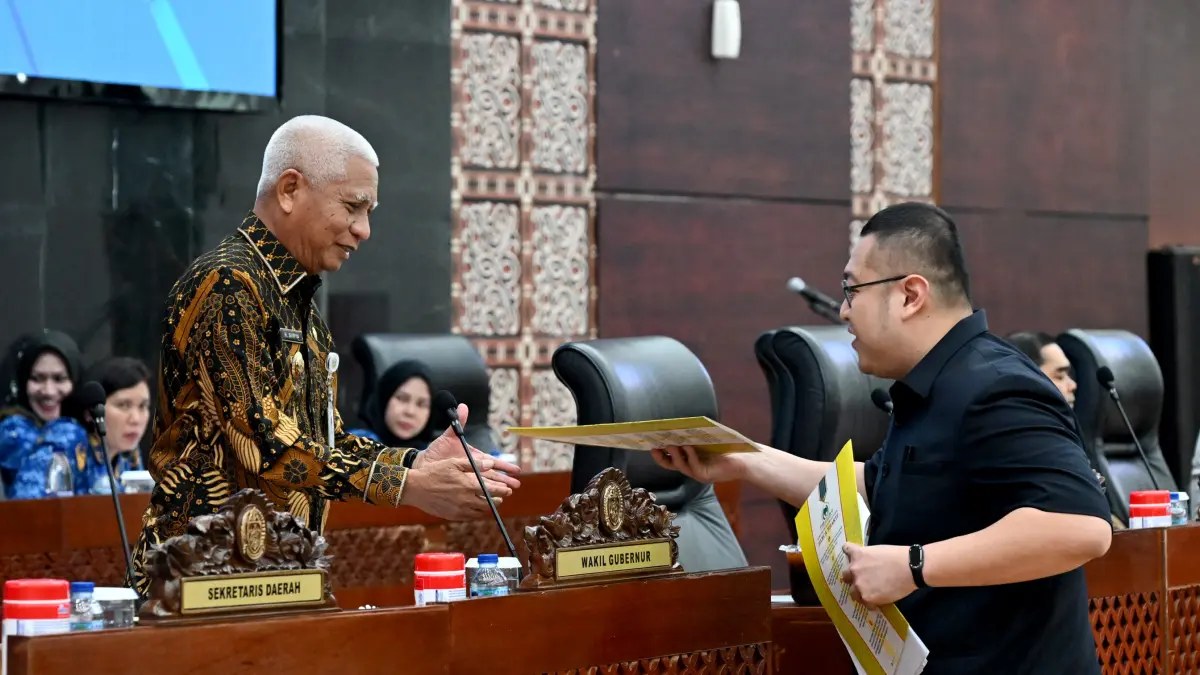 Wakil Gubernur Sumut Surya didampingi Pj Sekdaprov Sumut Sulaiman Harahap menghadiri Rapat Paripurna DPRD Sumut dengan agenda pemandangan umum fraksi terhadap Ranperda Pertanggungjawaban Pelaksanaan APBD Tahun Anggaran 2025 di Gedung DPRD Sumut, Medan, Jumat (17/7/2026). Foto: Diskominfo Sumut.