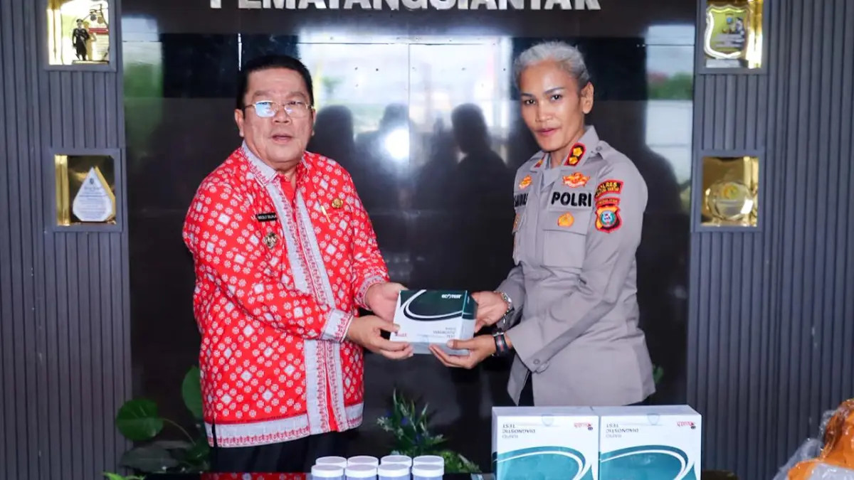Wali Kota Pematangsiantar Wesly Silalahi menyerahkan alat tes urine kepada Kapolres Siantar AKBP Sah Udur Togi Marito Sitinjak.