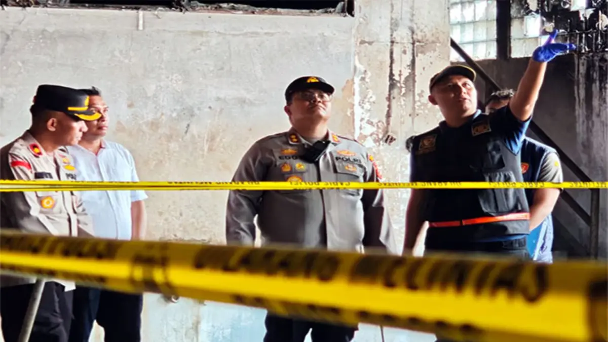 Kapolres Sibolga AKBP Eddy Inganta saat turun melihat tim labfor Polda Sumut mengumpulkan bukti untuk menyimpulkan penyebab pasti kebakaran yang menghanguskan puluhan kios di Pasar Nauli Sibolga, Rabu (15/7/2026).&nbsp;