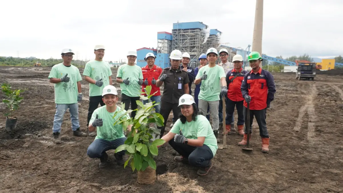 Manager PT PLN Indonesia Power UBP Labuhan Angin, Hendri Aman Purba bersama karyawan melakukan penanaman pohon produktif. (Darwis Halawa & Humas UBP Labuhan Angin/MetroDaily)