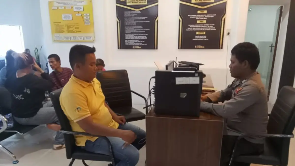 Wartawan bernama Gabriel Campa Nella Ginting saat dimintai keterangan oleh polisi.