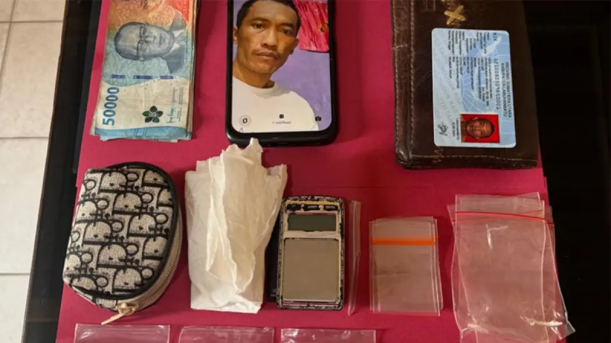 Tersangka dan sejumlah barang bukti yang berhasil diamankan Polisi.