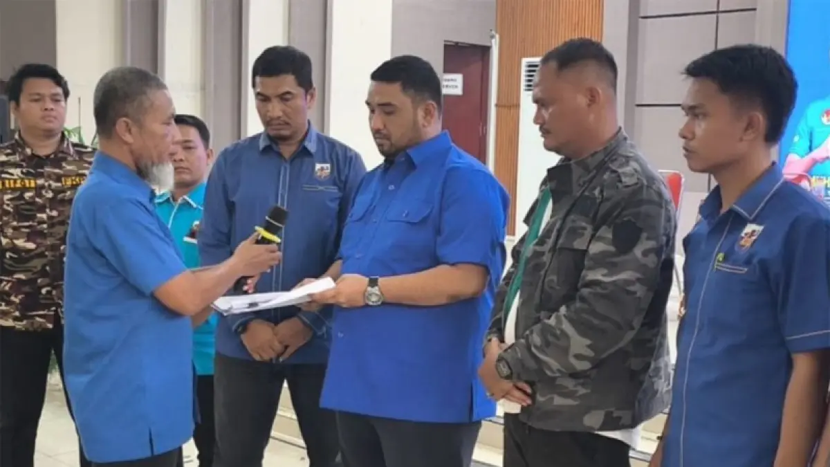 Baginda Azmi Ansari Sinaga menerima keputusan hasil Musda V DPD KNPI Labura yang digelar di aula ahmad Dewi Syukur Aekkanopan.