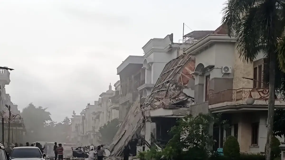 Petugas kepolisian melakukan olah tempat kejadian perkara (TKP) usai ledakan yang merusak sedikitnya lima rumah di Perumahan Grand Polonia, Medan, Senin (20/7/2026). Penyebab ledakan masih dalam penyelidikan.
