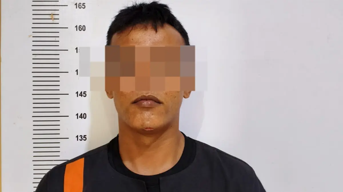 Tersangka US saat diamankan polisi.
