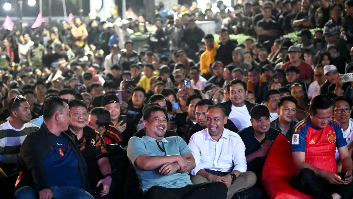 Gubernur Sumatera Utara Muhammad Bobby Afif Nasution bersama bupati dan wali kota se-Kepulauan Nias menyaksikan laga final Piala Dunia 2026 antara Spanyol melawan Argentina bersama sekitar 1.000 warga di Alun-alun Kota Gunungsitoli, Senin (20/7/2026) dini hari. Foto: Diskominfo Sumut/Fahmi Aulia.