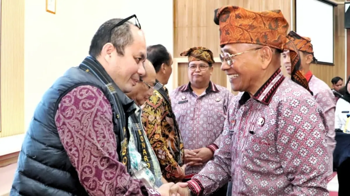 Bupati Simalungun Anton Achmad Saragih menerima kunjungan Tim Monitoring Kemendagri di Kantor Bupati Simalungun, Pamatang Raya. Kemendagri mengapresiasi pengelolaan tambahan TKD sebesar Rp412,93 miliar yang difokuskan untuk pembangunan infrastruktur, pendidikan, kesehatan, dan pertanian