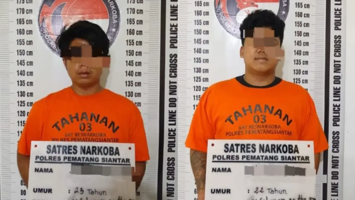  DP (22) dan RPS (23) diamankan Satresnarkoba Polres Pematangsiantar setelah diduga menguasai sabu seberat 14,75 gram yang disebut dipasok dari Bali. 