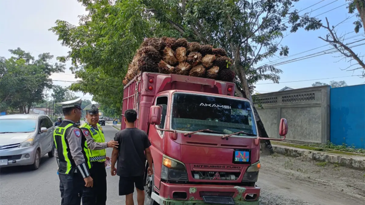 Kasat Lantas Polres Tanjungbalai, AKP Demonstar, mengingatkan para sopir truk bahaya kendaraan ODOL di jalan raya.