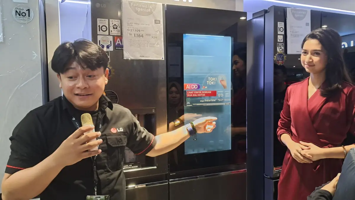 Kulkas LG InstaView Multi Door Fit&Max hadir di Medan dengan panel kaca transparan, Auto Ice Maker, dan desain modern.&nbsp;