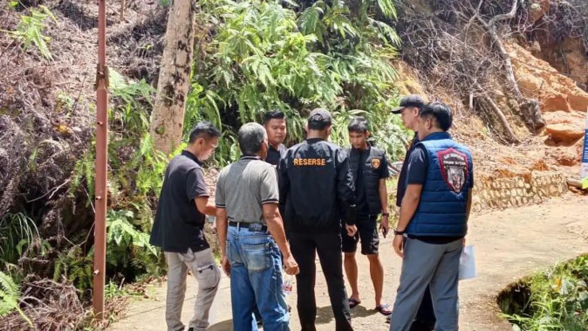 Personil Satreskrim Polres Tapteng lakukan cek TKP didampingi pelapor dan kuasa hukumnya. (Foto: Istimewa)