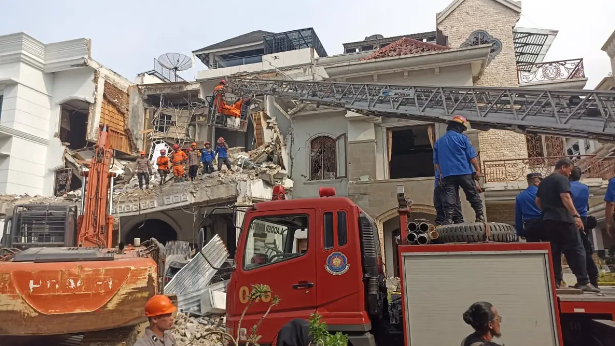 Wali Kota Medan Rico Waas meninjau lokasi ledakan di Grand Polonia. Satu korban ditemukan, dua lainnya masih dalam pencarian tim gabungan.