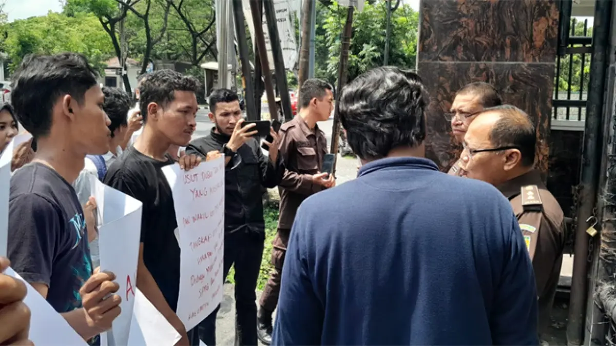 Himpunan Masyarakat Anti Korupsi atau HMAK Sumatera Utara menggelar aksi unjuk rasa di depan Kantor Kejaksaan Tinggi Sumut.