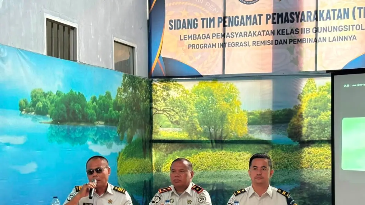 Kalapas Kelas IIB Gunungsitoli, Sahat Bangun, Ketua TPP Hiburan Loi, Sekretaris TPP Natal Fisman Zebua, saat mengikuti sidang terkait rencana pemberian remisi kepada 169 Narapidana.
