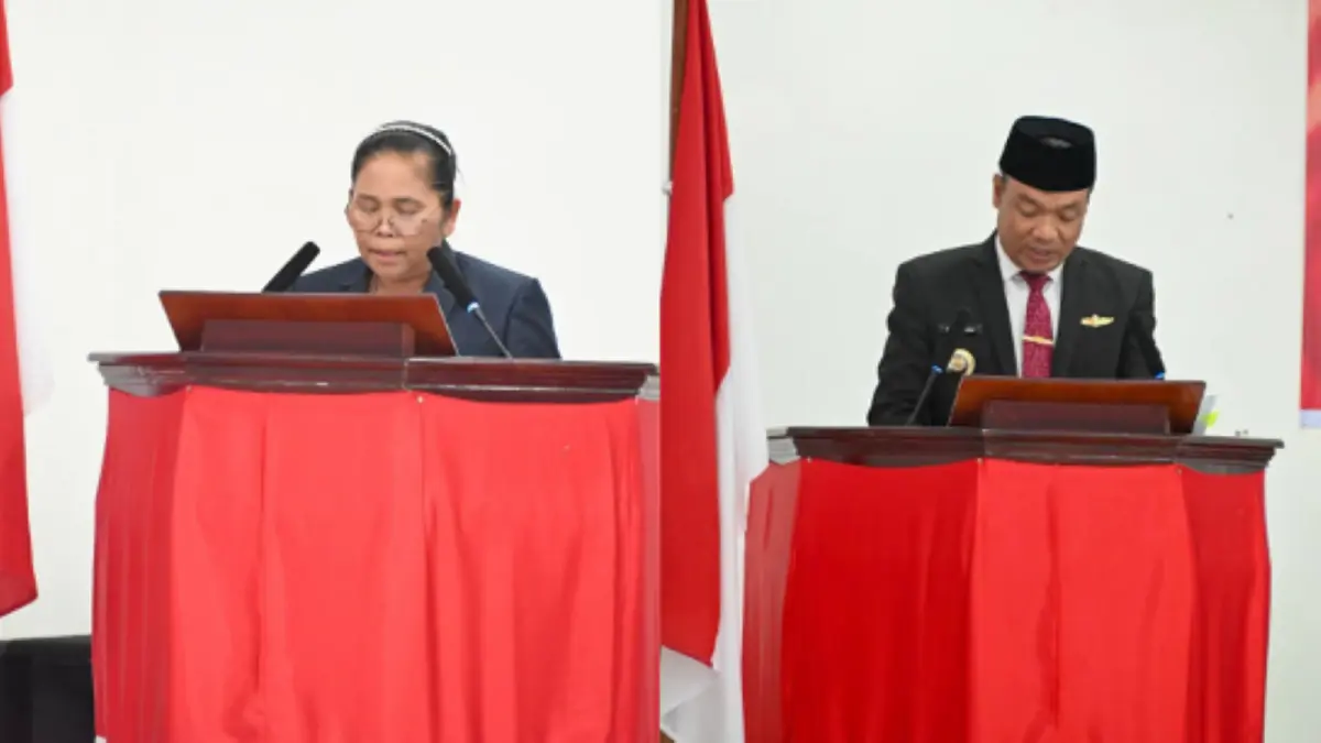 Normauli Simarmata, jubir Fraksi NasDem (kanan) Bupati Humbahas Oloan Nababan (kiri).&nbsp;