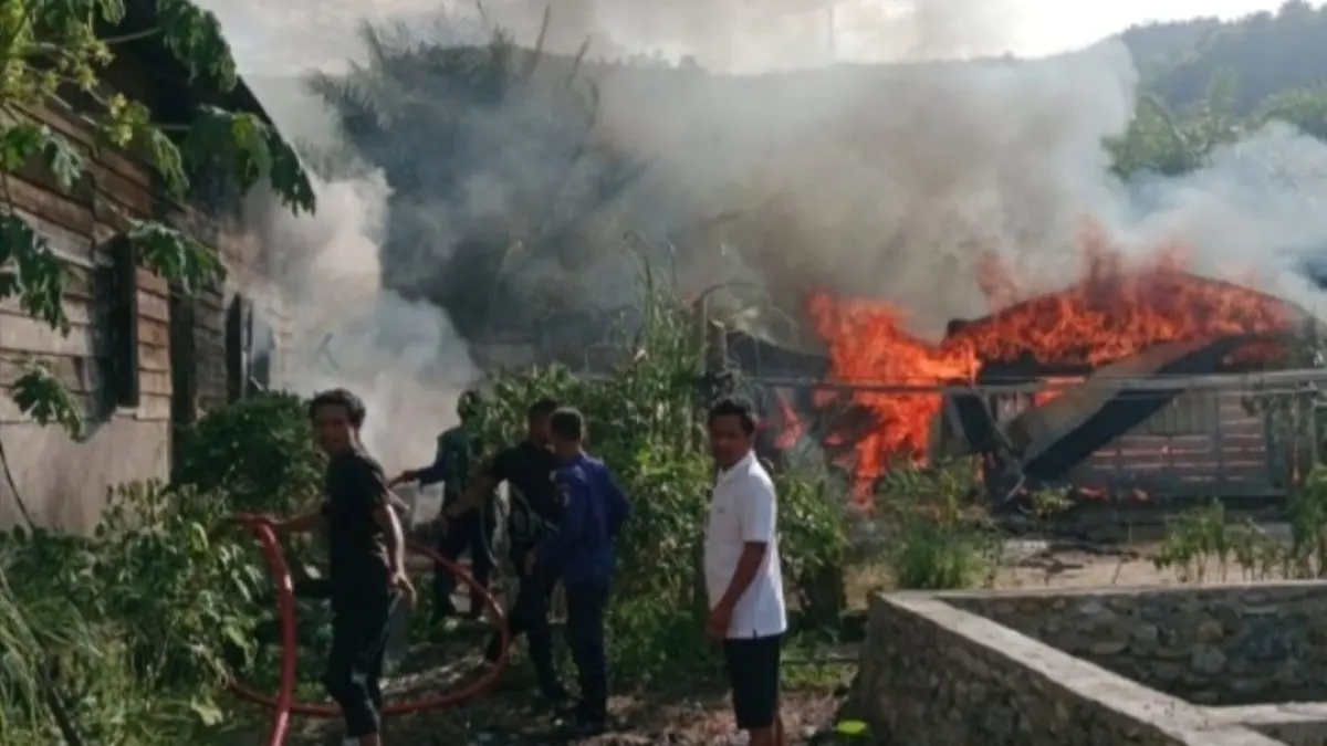 Petugas Damkar memadamkan kobaran api di Kelurahan Muara Nibung, Tapteng, Senin (20/7/2026).