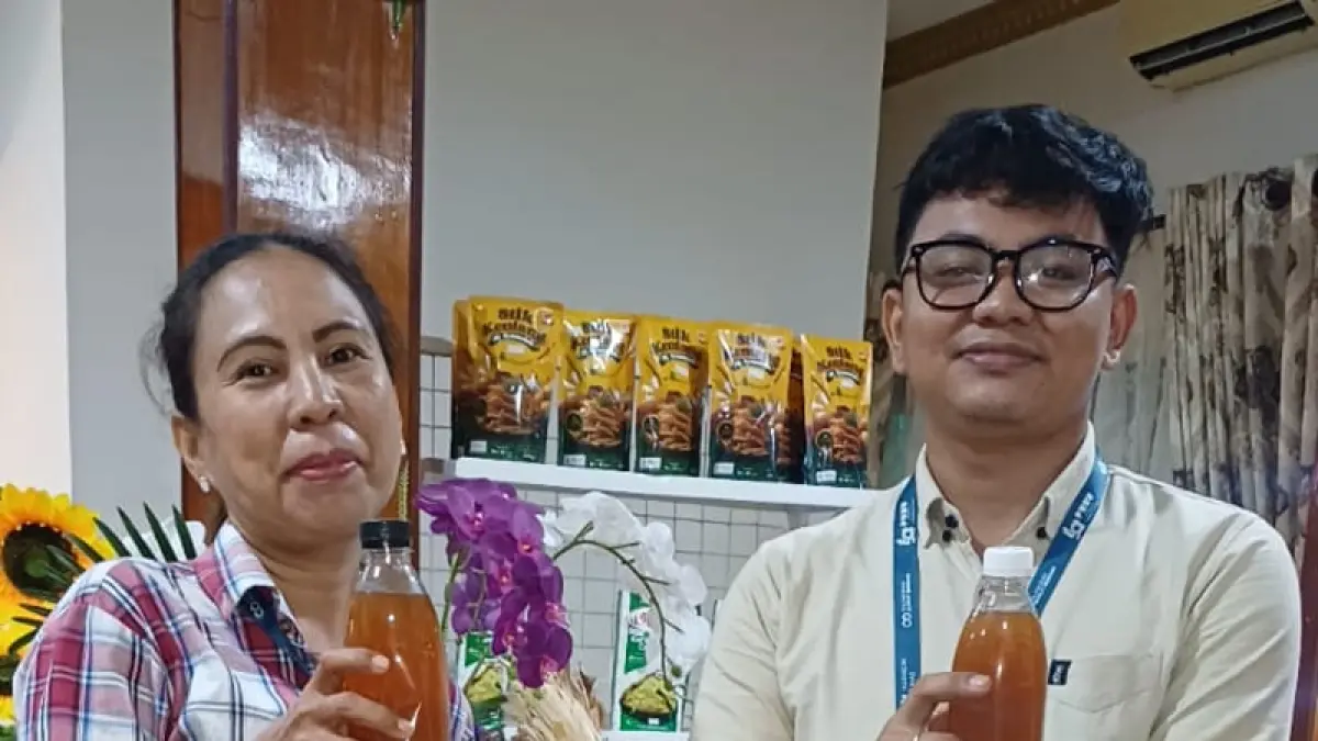 Petugas stand Paviliun Tebingtinggi Vera Manurung dan Ino Censius Jewri Bobi Sipayung memperkenalkan pupuk cair Eco Enzim.