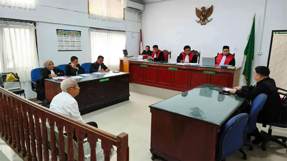 Rida K Liamsi saat menjalani persidangan di Pengadilan Negeri Pekanbaru, Rabu (22/7/2026). (Evan Gunandzar)