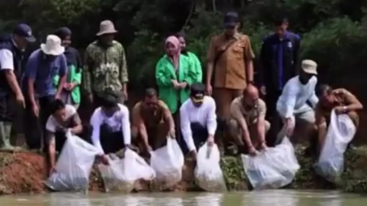 Bupati Tapsel Serahkan Bantuan 16.500 Benih Ikan dan 2,9 Ton Pakan Untuk Pokdakan Dolok Marombun di Desa Sialaman.