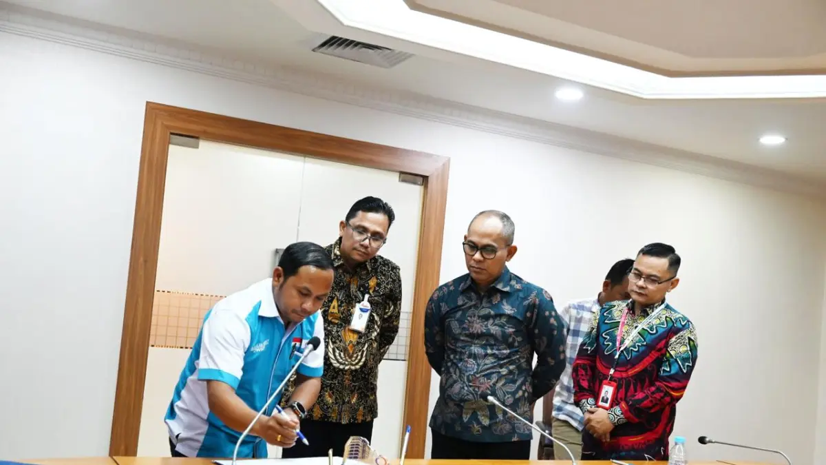 Direktur Teknologi Informasi dan Operasional Bank Sumut Sandhy Sofian bersama perwakilan tiga LPK-SO usai penandatanganan kerja sama peluncuran KUR PMI di Kantor Pusat Bank Sumut, Medan, Rabu (22/7/2026).&nbsp;