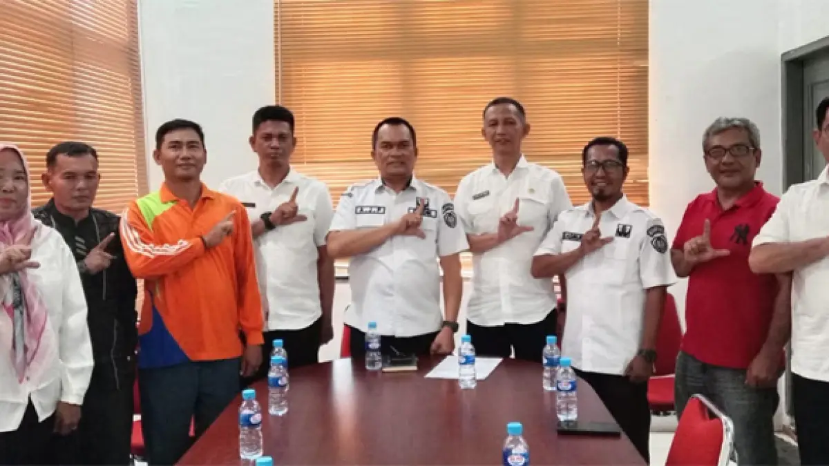 Kadis Pendidikan Labuhanbatu Abdi Jaya Pohan (tengah).