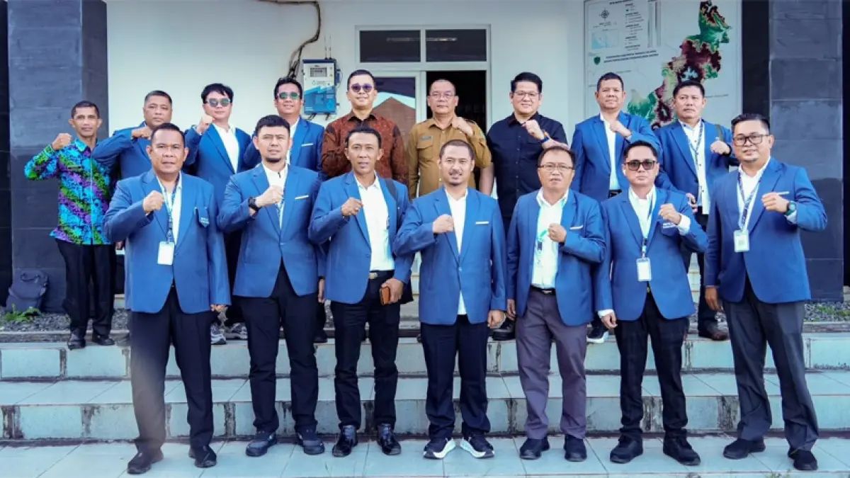 Kepala Bapenda Labuhanbatu Fazrinsyah (dua dari kanan) berfoto bersama dengan sejumlah peserta lainnya.