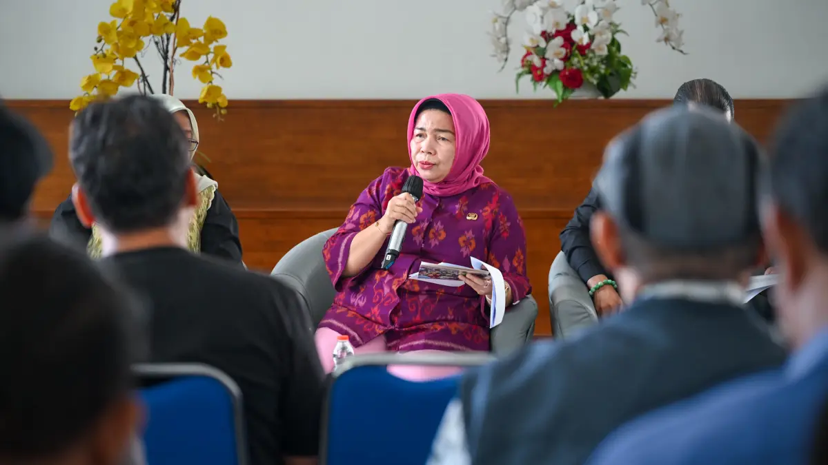 Kepala Dinas Koperasi, Usaha Kecil dan Menengah Provinsi Sumatera Utara Yuliani Siregar menyampaikan program fasilitasi 1.000 sertifikat halal gratis bagi UMKM saat konferensi pers di Anjungan Dekranasda Sumut, Kantor Gubernur Sumut, Medan, Kamis (23/7/2026). (Diskominfo Sumut/Imam Syahputra)