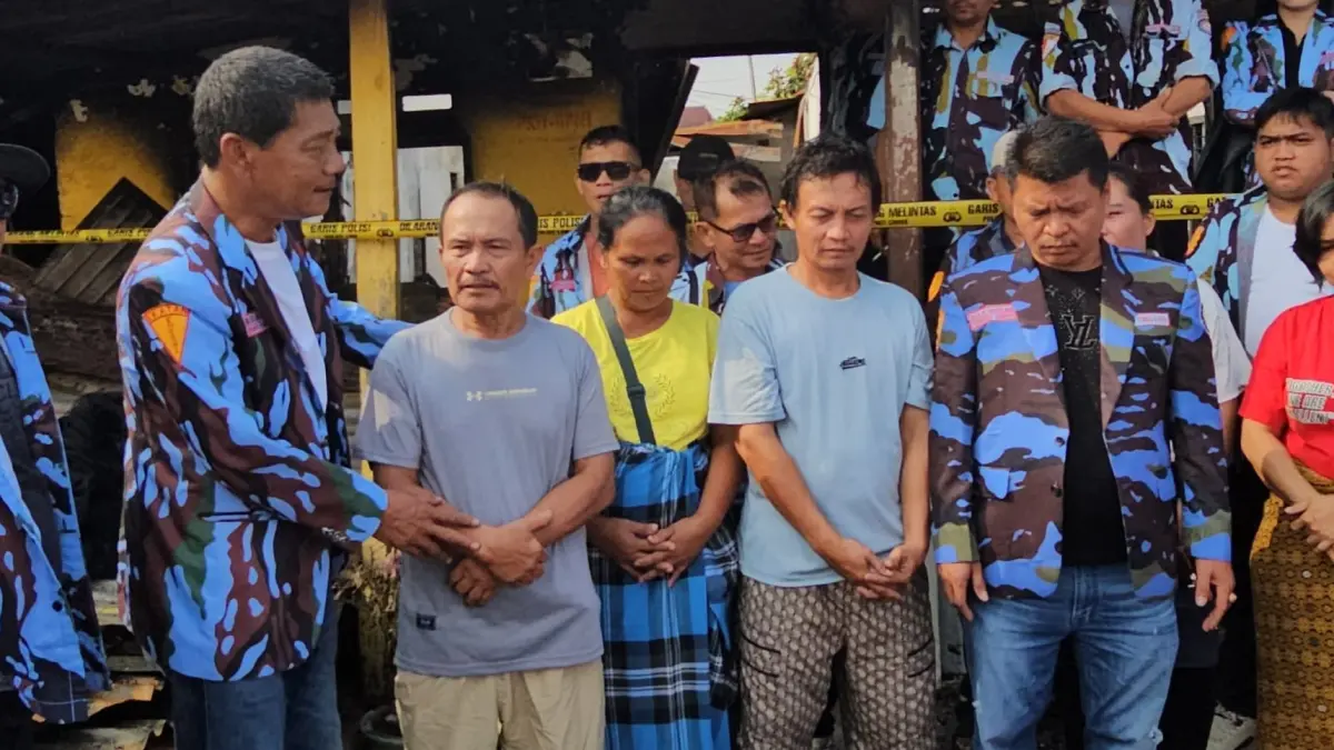 DPD IPK Kota Pematangsiantar menyerahkan bantuan kepada korban kebakaran rumah. (f: metro/ist)