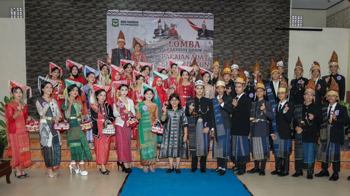  Ketua Dekranasda Kota Pematangsiantar Ny Liswati Wesly Silalahi bersama peserta Lomba Fashion Show.
 
