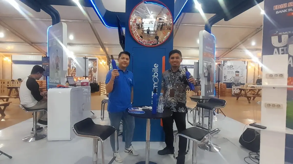 Pengunjung memanfaatkan layanan "Bank Mini" Bank Sumut Syariah di PRSU Ke-50 Medan. Stand ini melayani pembukaan rekening, aktivasi ATM, hingga pengajuan kredit setiap hari pukul 15.00-23.00 WIB.
