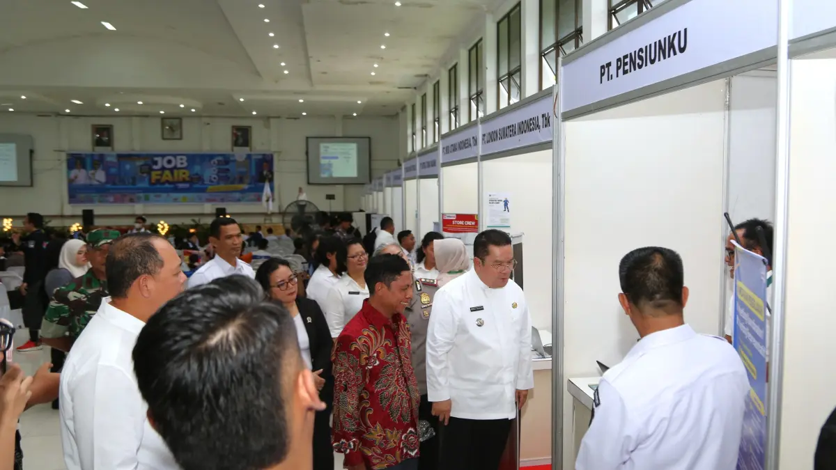 Wali Kota Siantar Wesly Sialahi bersama Forkopimda meninjau lokasi job fair.