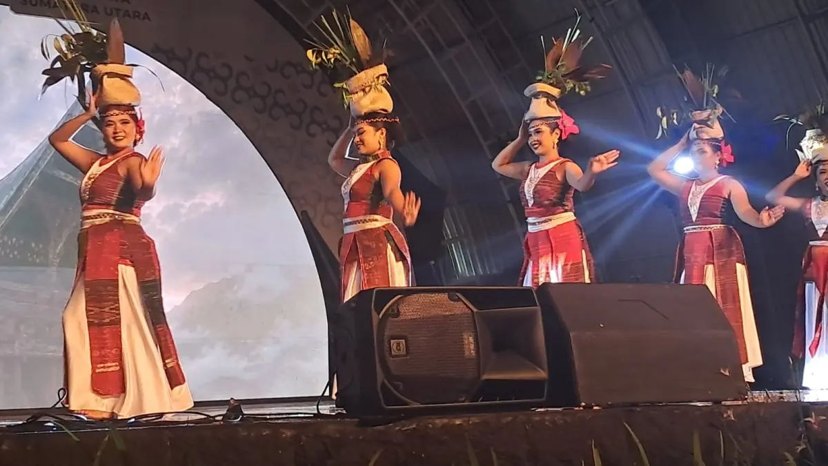 Penari membawakan Tari Tortor Batak dalam Malam Seni Budaya Samosir di ajang Pekan Raya Sumatera Utara (PRSU) Ke-50 di Medan.