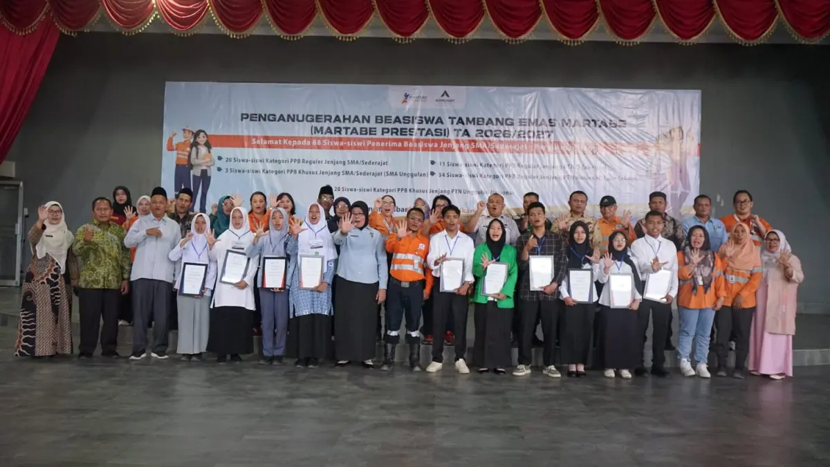 Pimpinan PTAR dan Kadis Pendidikan Tapsel bersama pemerima beasiswa Martabe Prestasi, Jumat (24/7/2026) di Sopo Daganak, Batangtoru, Tapsel. (Samman/MetroDaily)