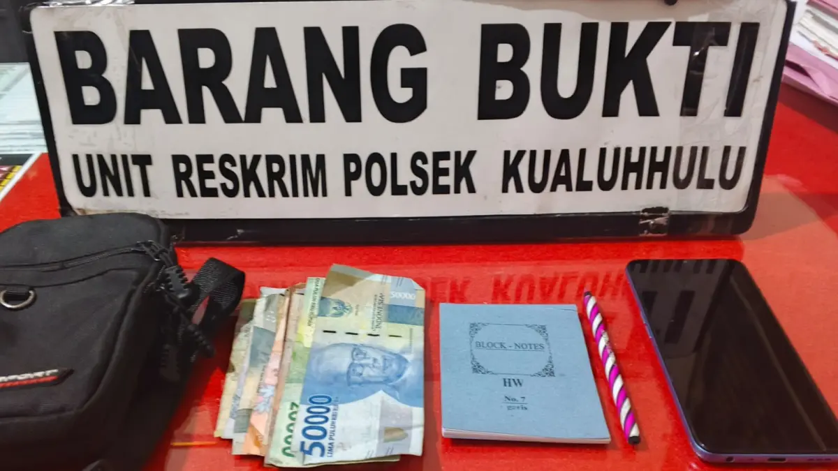 Tersangka ES dan sejumlah barang bukti.