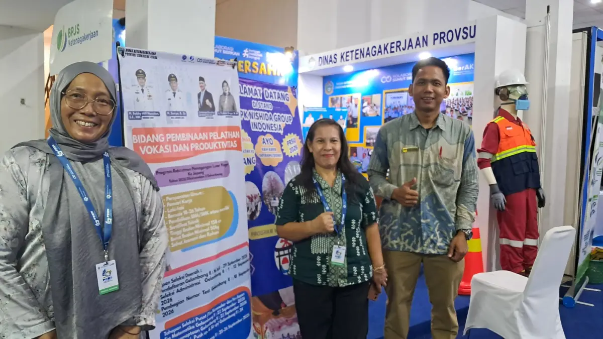 Pegawai Dinas Ketenagakerjaan Provinsi Sumatera Utara memberikan penjelasan mengenai program rekrutmen magang ke Jepang kepada pengunjung di stan Disnaker Sumut pada PRSU 2026.