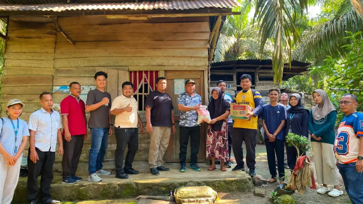 Senam bersama dan pembagian sembako di Desa Gunung Melayu, Kualuh Selatan.