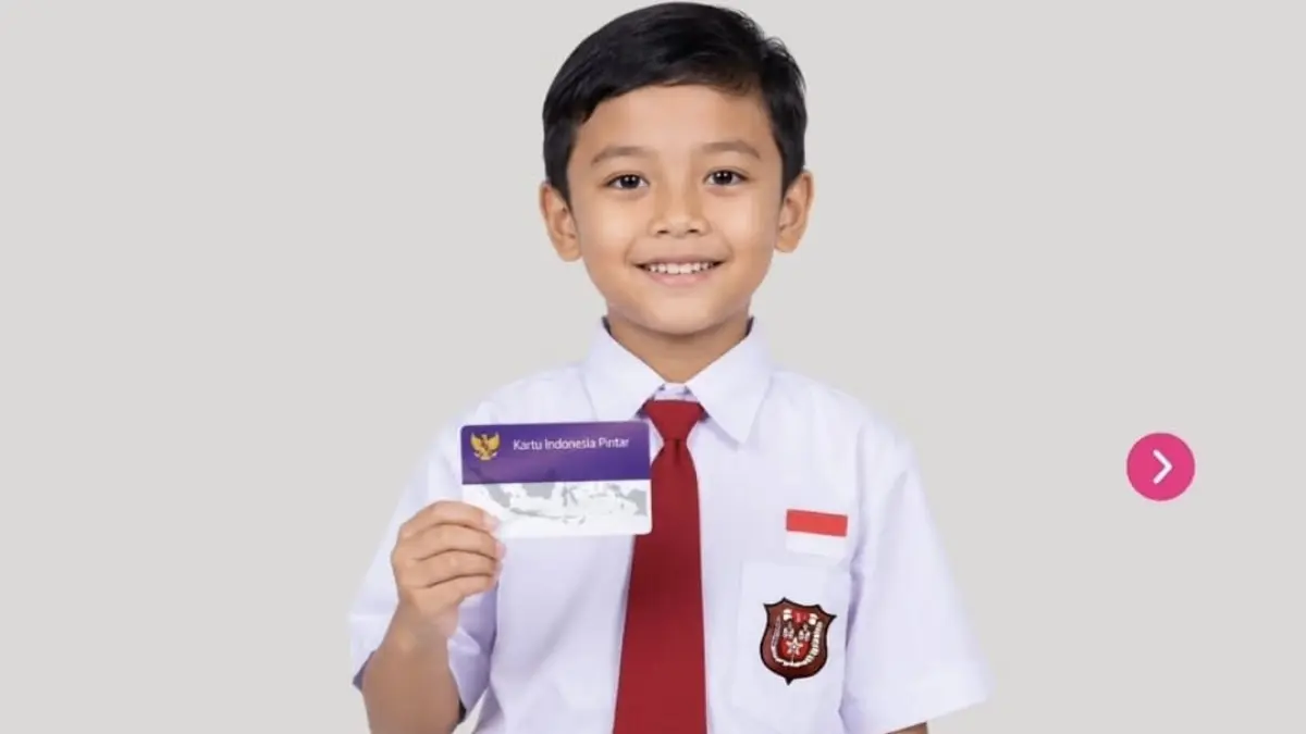 Seorang siswa menunjukkan kartu Program Indonesia Pintar (PIP). Nasabah diharapkan memahami perbedaan aktivasi rekening dengan pencairan dana bantuan.