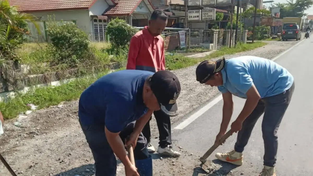 Perbaikan jalan berlubang di Jalinsum Desa Damuli Pekan.