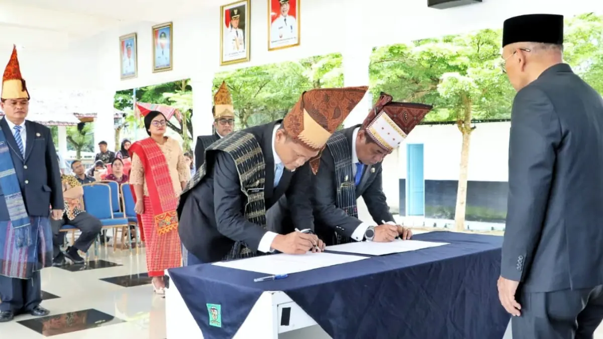 Bupati Simalungun Anton Achmad Saragih melantik 5 pejabat pimpinan tinggi pratama.