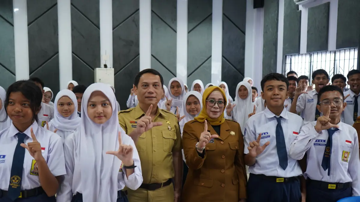 Kepala Dinas Kominfo Kota Medan Arrahmaan Pane foto bersama pada peluncuran program Literasi Digital untuk Gen Z di SMP Negeri 1 Medan. Program ini menargetkan pelatihan AI bagi sekitar 5.000 siswa SMP di Kota Medan.