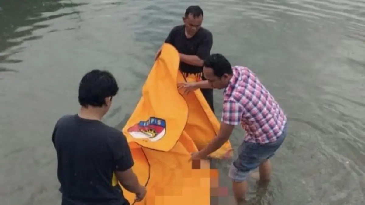 Korban saat dievakuasi dari Dannau Toba.&nbsp;