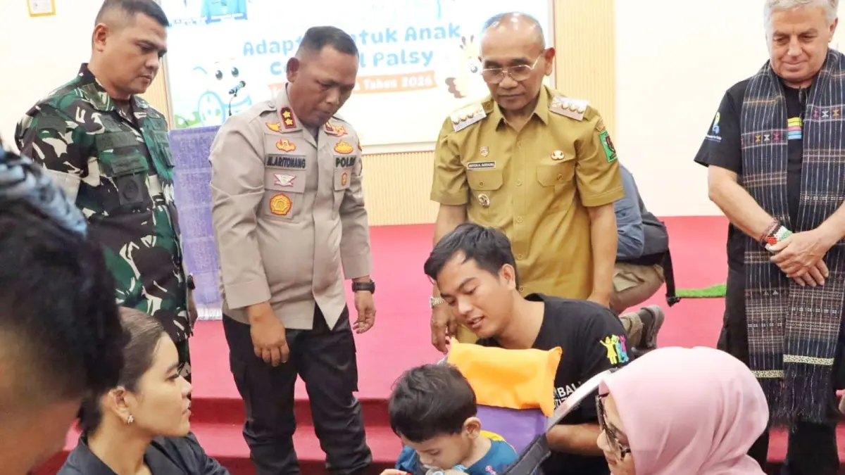Penyerahan kursi roda kepada penyandang disabilitas di Simalungun.