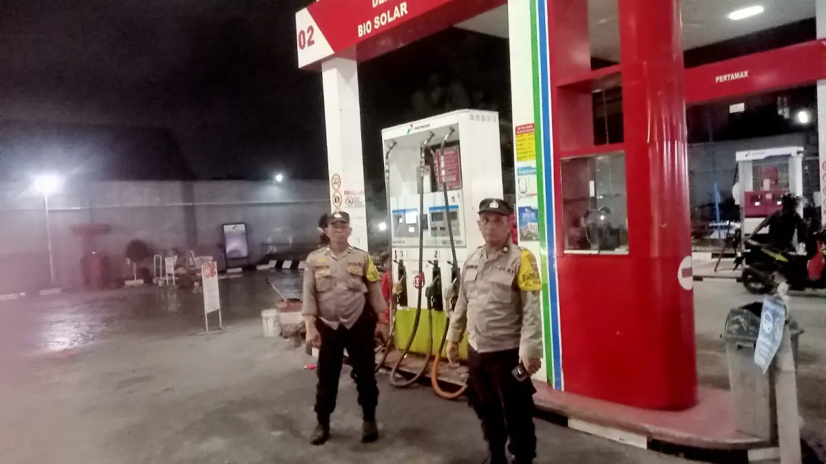 Personel Polres Pematangsiantar melakukan monitoring dan pengamanan di salah satu SPBU guna memastikan distribusi BBM berjalan lancar dan stok tetap aman.